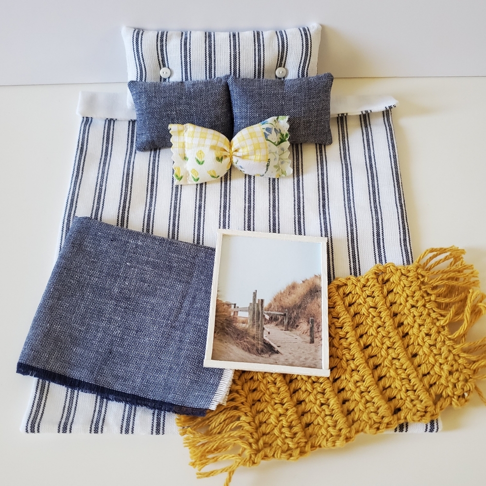 Miniature Dollhouse 1:12 Scale Coastal White Navy Striped Bedding Set - Picture 3 of 4